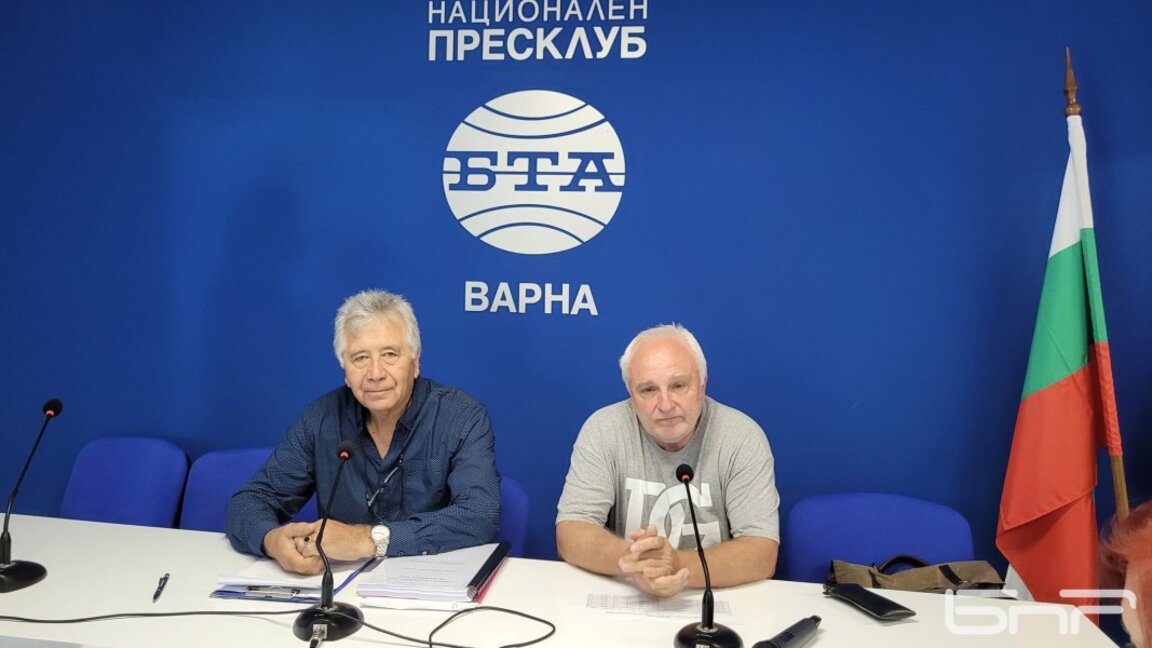 Проф. Атанас Кирилов /в ляво/