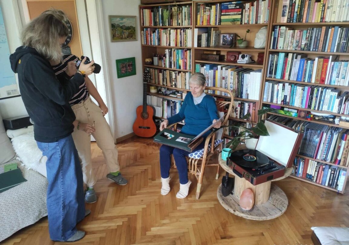 Операторката Валентина Николова и режисьорката Маргарита Русева по време на снимачния процес на последната пазителка на истории - Лиляна Маринова