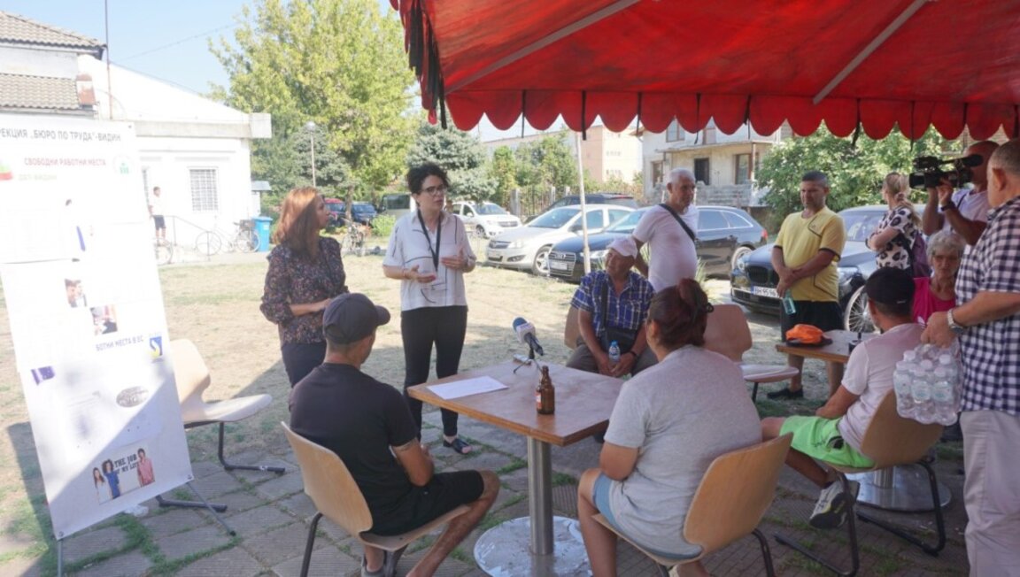 Трудови посредници се срещнаха с търсещи работа в кв. "Нов път" във Видин