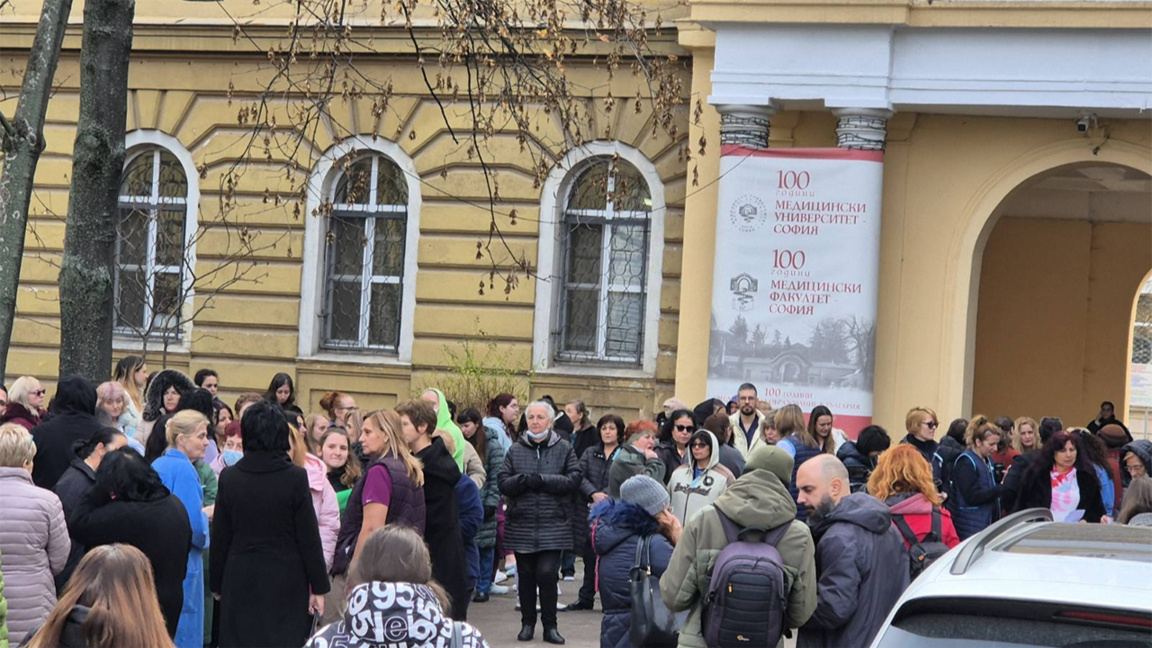 Специалистите по здравни грижи протестираха за достойно заплащане София