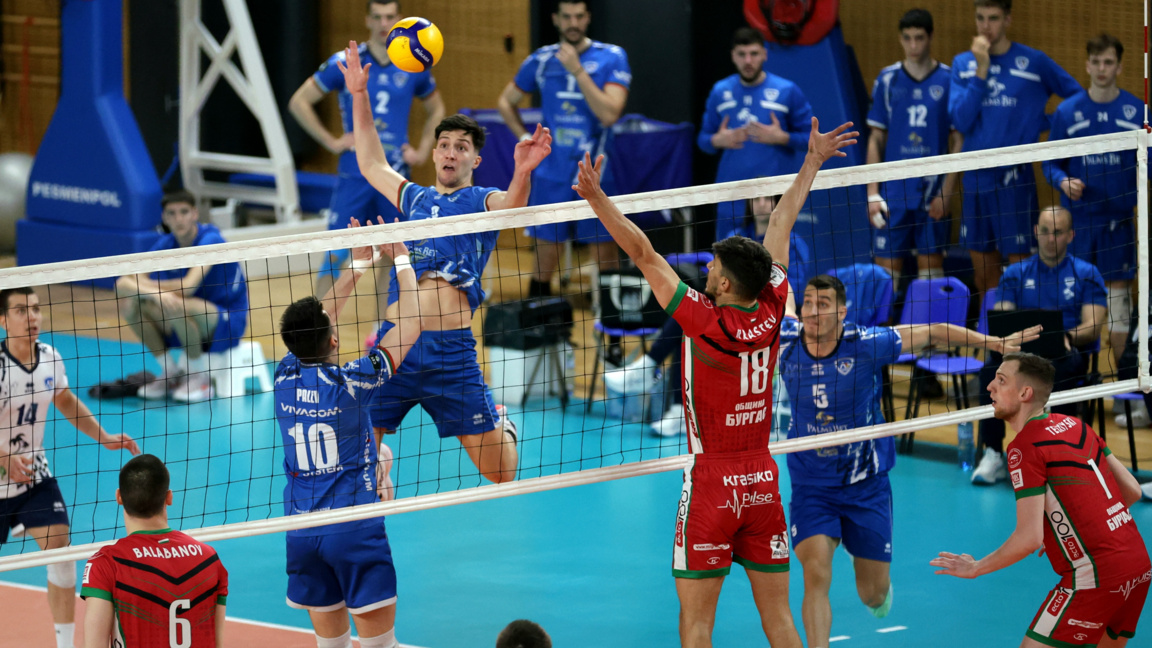 Левски победи Нефтохимик и поведе във финала