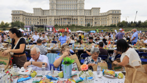 В Букурещ поставиха рекорд на Гинес за почерпка на най-дълга маса