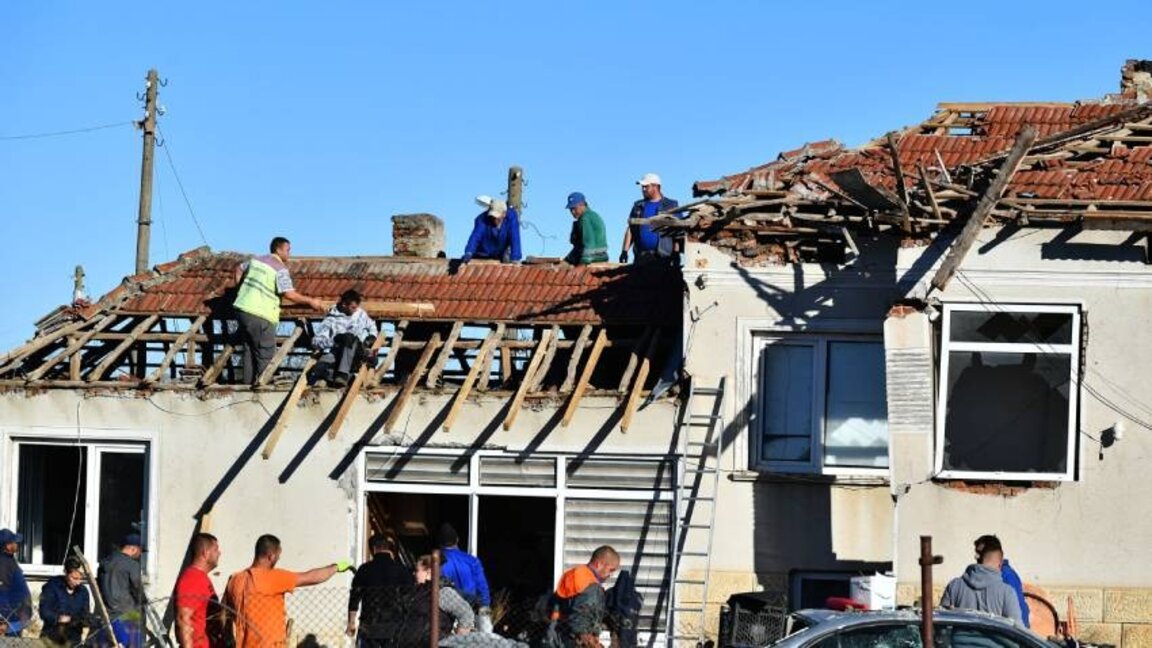 Freiwillige helfen weiter nach dem Tornado in den Dörfern Lowino und Dolez