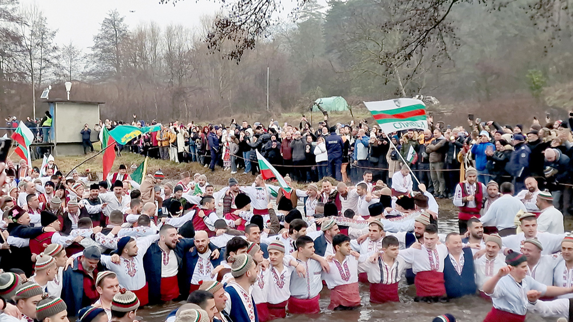 Bărbați în costume tradiționale au dansat dansul Epifaniei în râul Tungea
