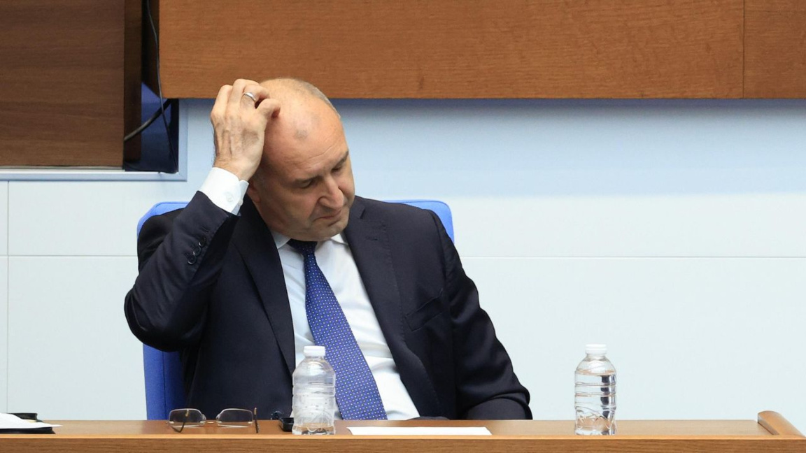 Pentru a doua lună consecutiv, încrederea în cabinetul Radev scade