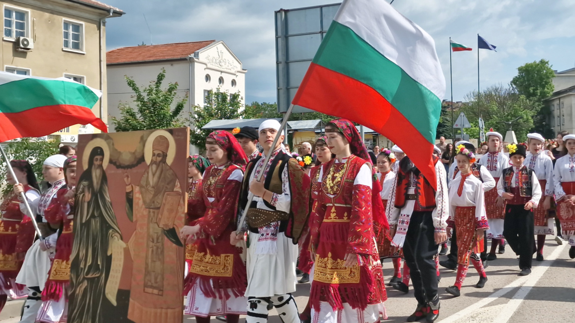 Festumzüge in ganz Bulgarien