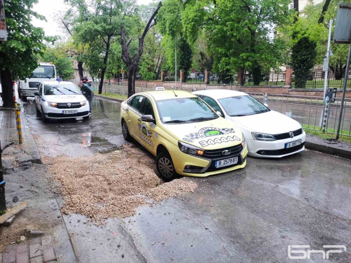 Проливен дъжд над Варна – наводнени са пътища, има пропаднали коли