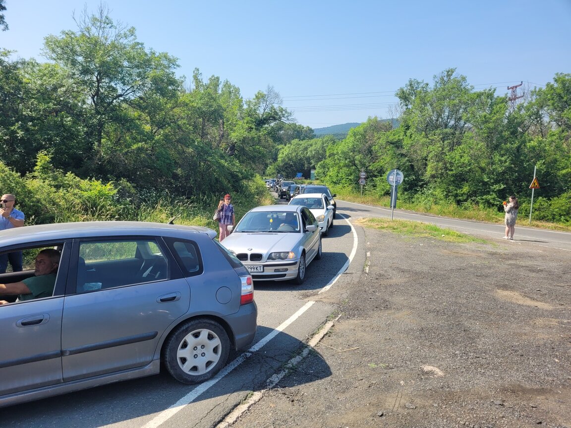 Десетки се включиха в протеста срещу лошия път Отманли-Ясна поляна