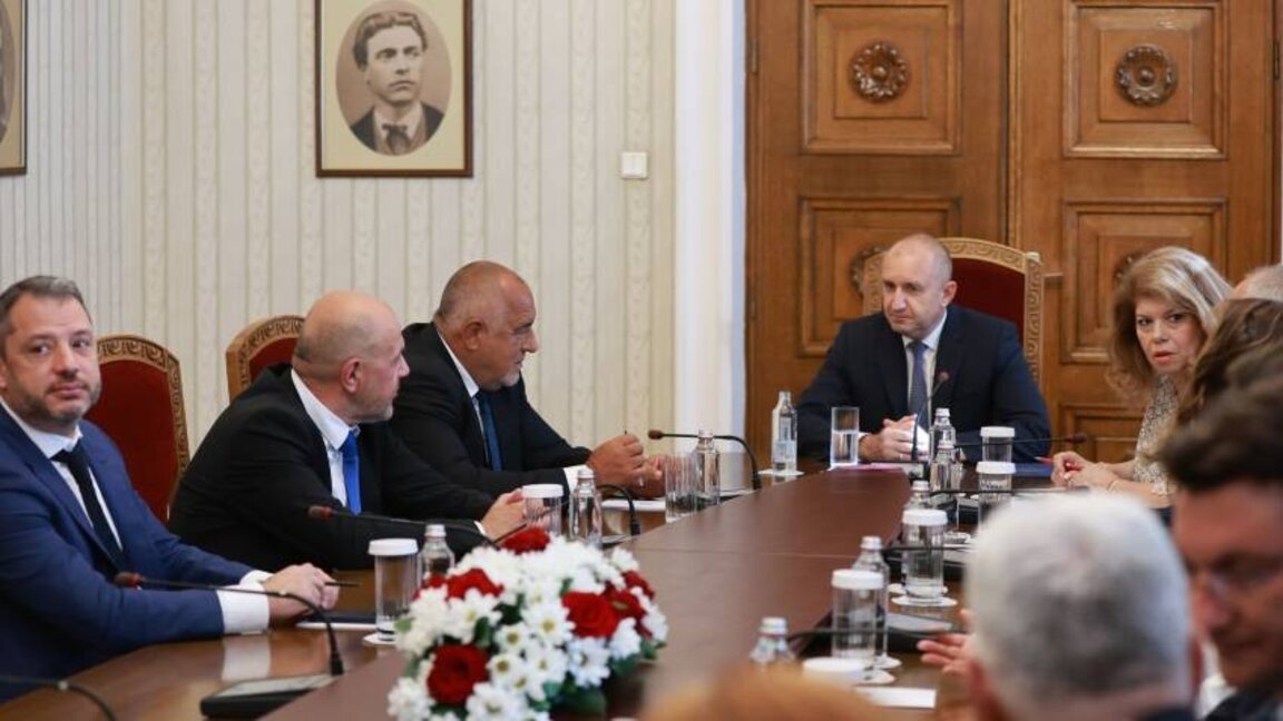 Rumen Radev, hükümet kurma yetkisini vermeden önce Parlamento gruplarıyla danışma görüşmelerine başladı
