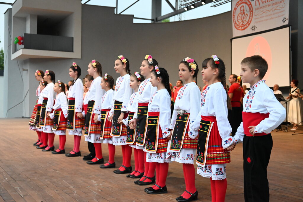 The memory of Bulgarian ensemble "Guslarche" brings dancers back from abroad