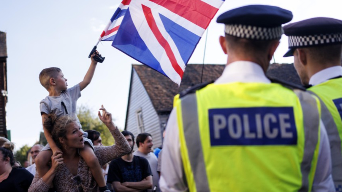 Протест за и срещу настаняване на мигранти в хотели във Великобритания