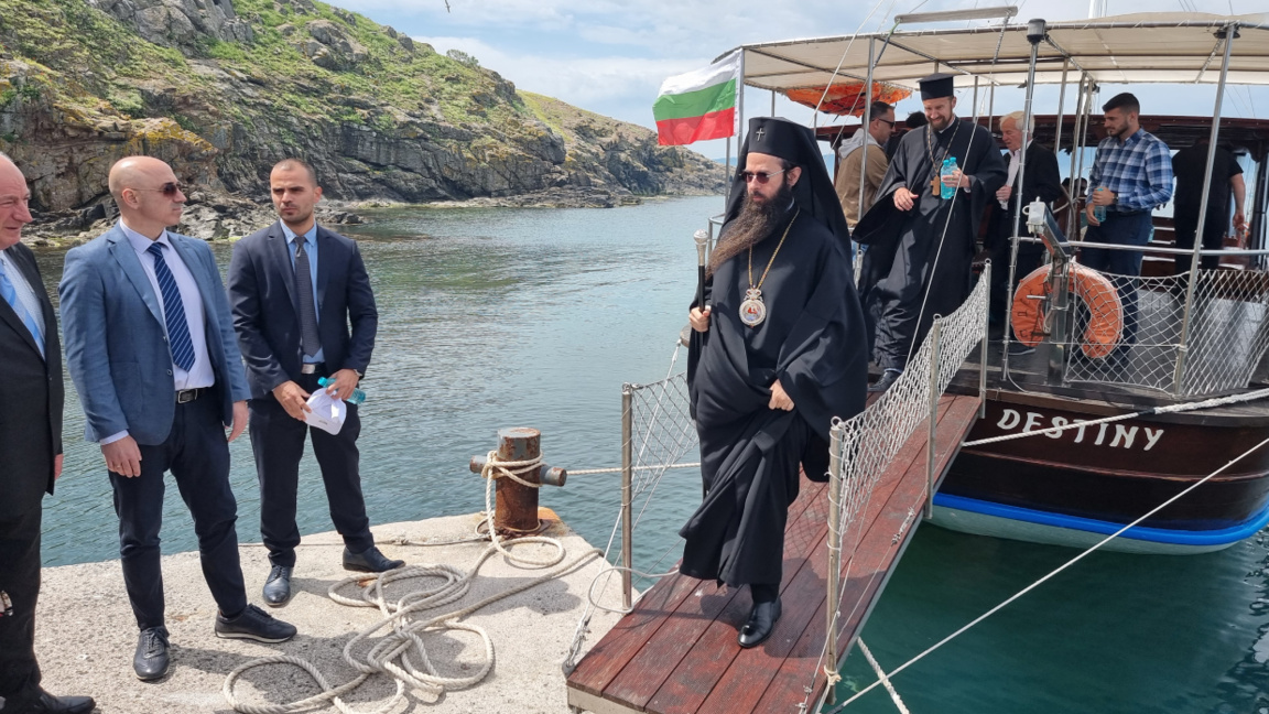 Procession carries the relics of St. John the Baptist to St. Ivan Island