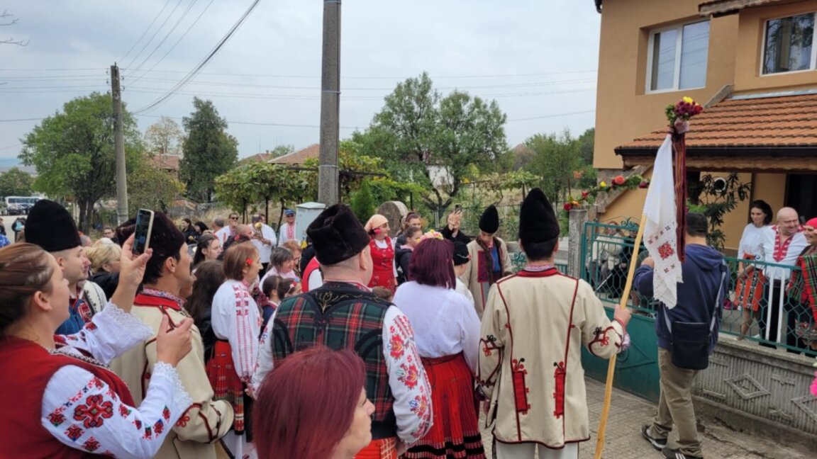 Обичаят "Белорадска сватба“ събра стотици на мегдана в Бела Рада