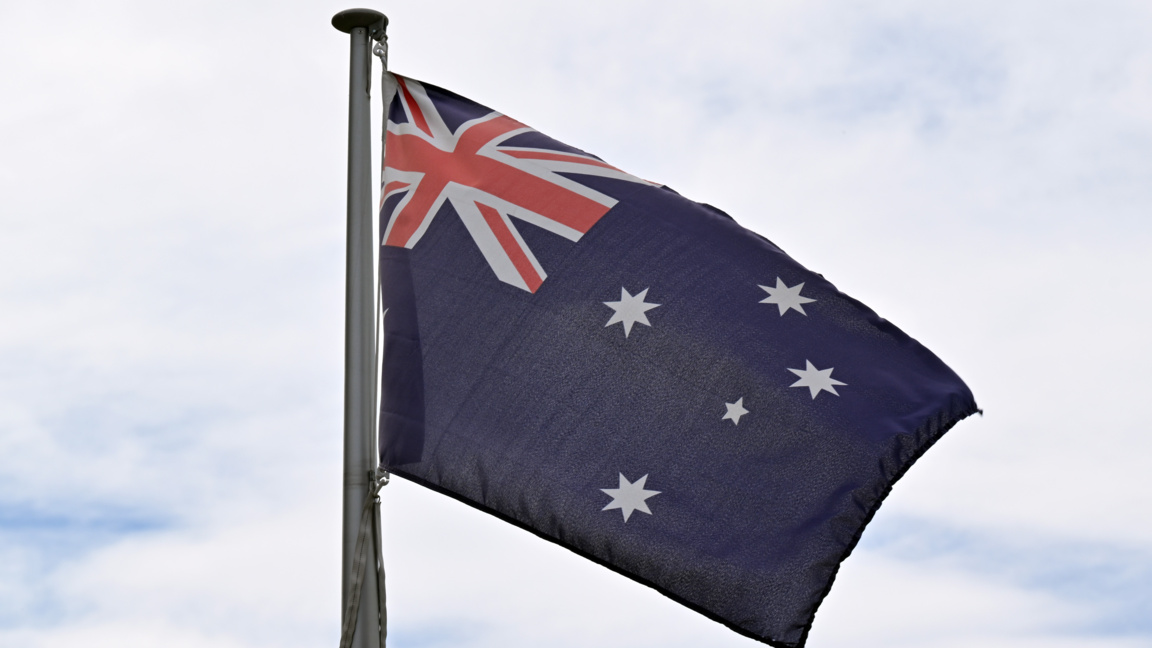 Флагът на Австралия се развява пред парламента в Канбера.