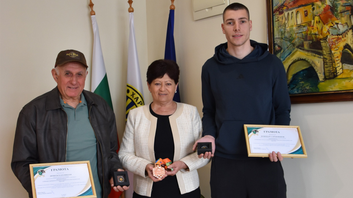 Мария Киркова с Божидар Саръбоюков и неговия треньор Димитър Карамфилов.