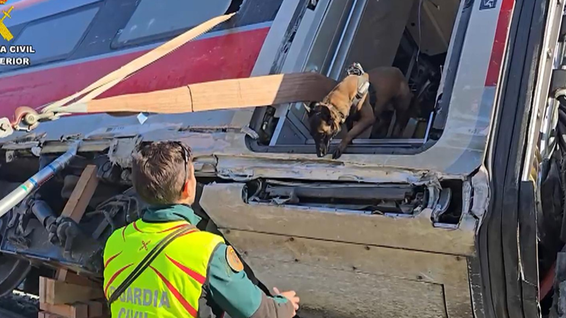 Спасители претърсват останките от влака,който беше ударен при катастрофата в Испания на 18.01.2026 г.