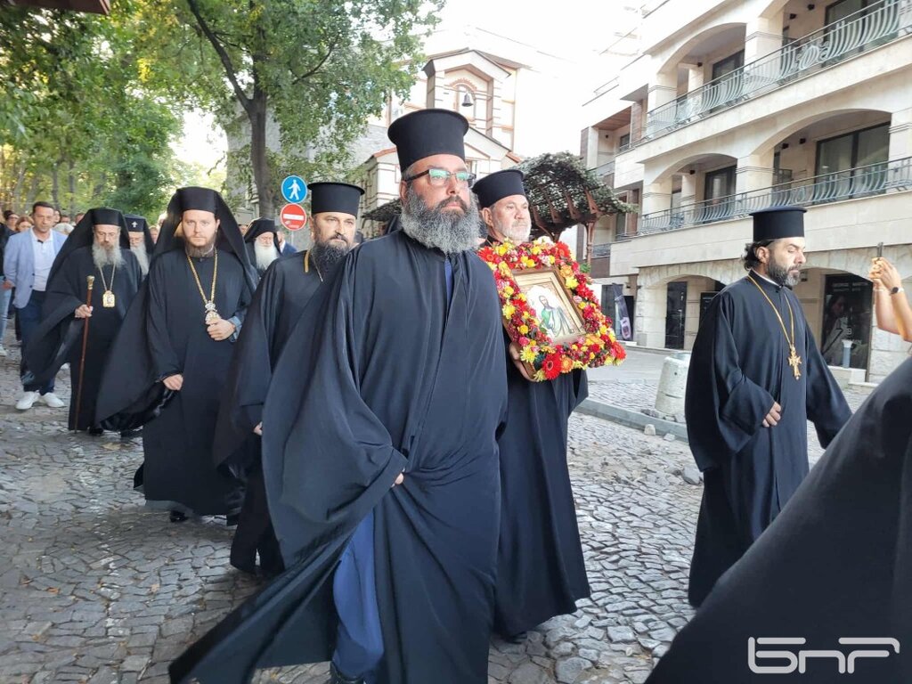 Висши духовници отслужиха архиерейска съборна света литургия на о-в Св. Иван (ОБНОВЕНА)