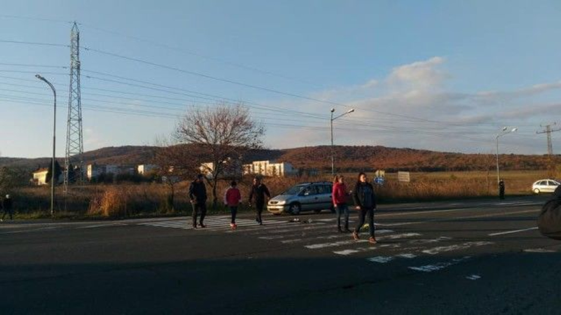 Две подписки - за кръгово към Атия и за ремонт на моста към Черноморец