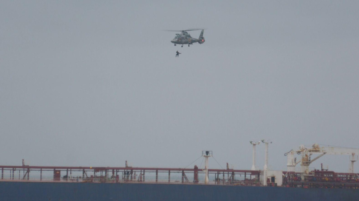 Евакуация на част от екипажа на кораба "Кайрос"