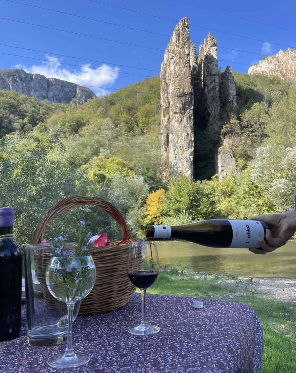 Vin, natură și tradiție: călătorie de neuitat prin defileul Iskăr, la poalele stâncilor Ritlite