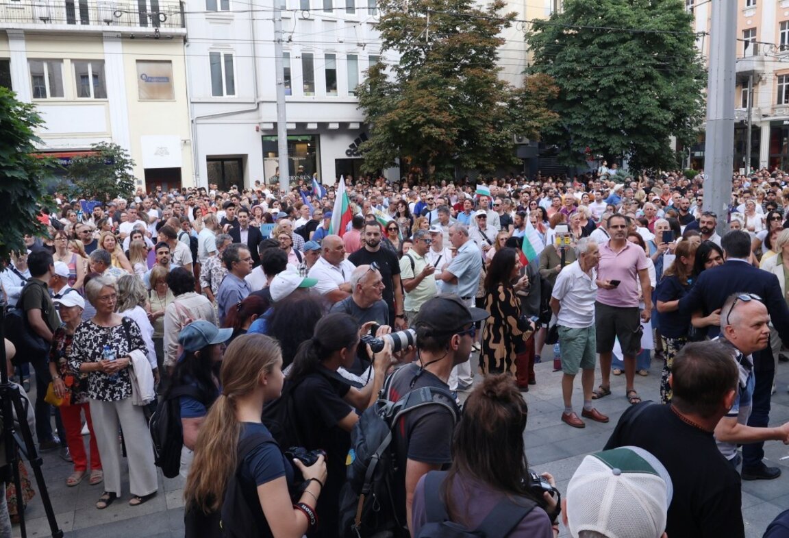 В столицата протестират в подкрепа на варненския кмет