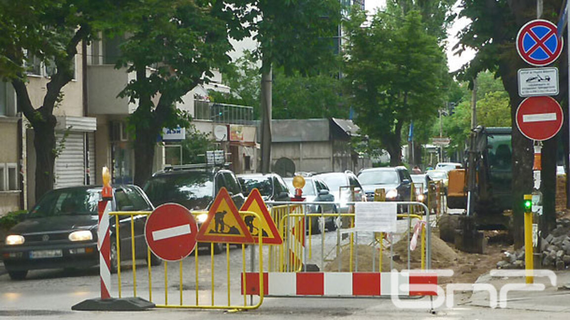 Текат ремонти на софийски тротоари и пътни платна
