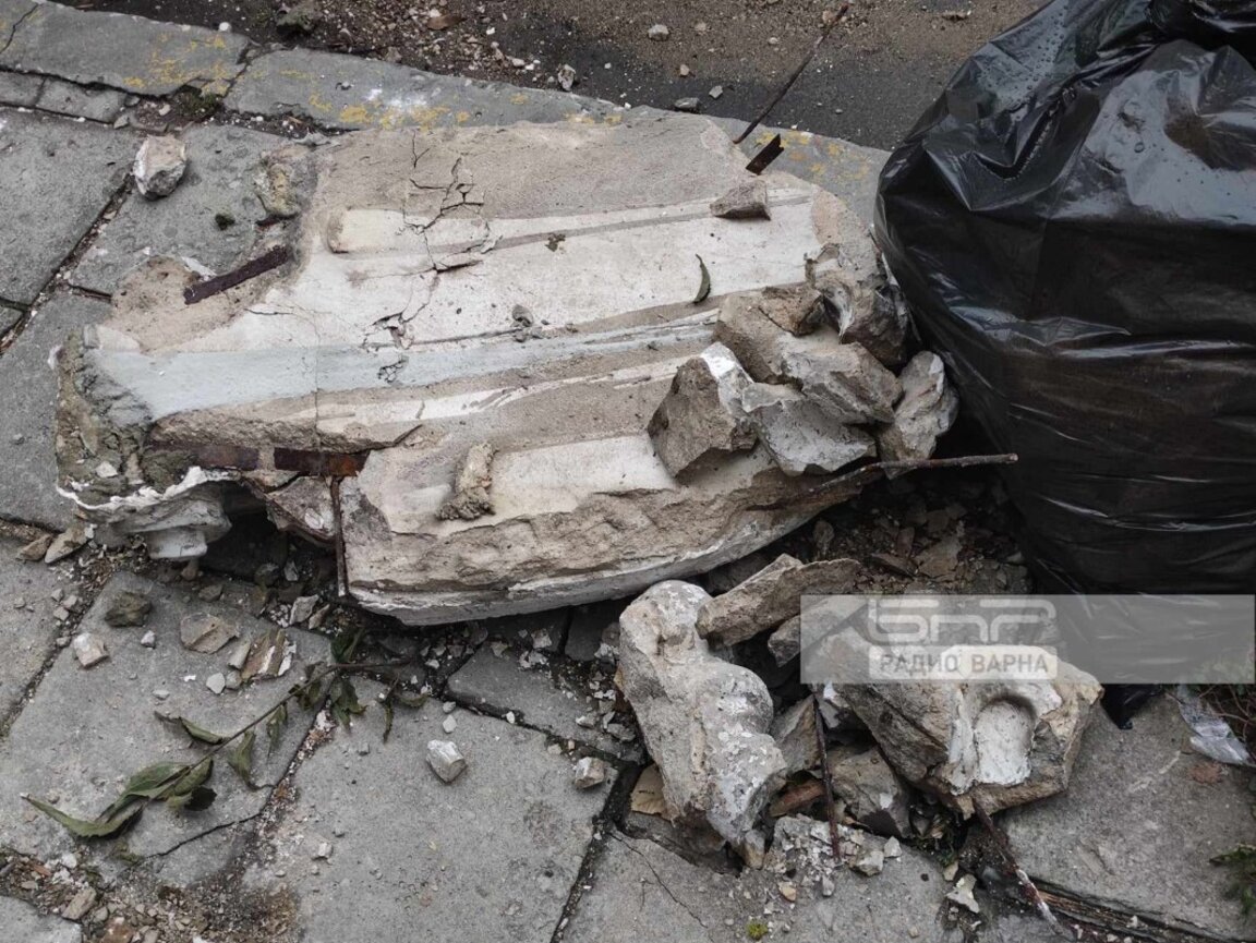 Огромно парче от корниза на стара сграда падна на улица „Преслав“ (обновена)