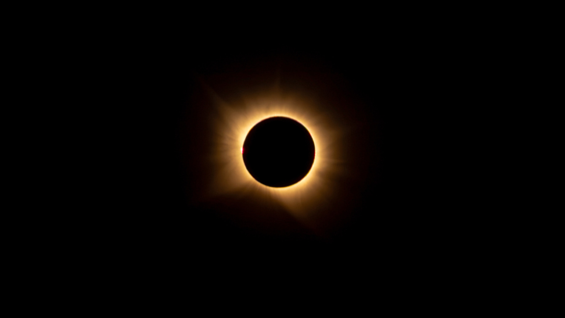 Fase total del eclipse, que se puede observar incluso sin gafas especiales