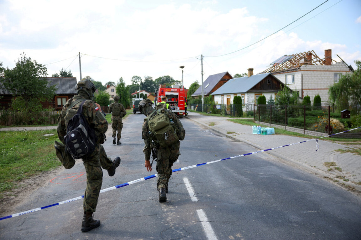 Полски военни в селище край Люблин, където покрив бе срутен от паднал дрон, 10 септември 2025 г.