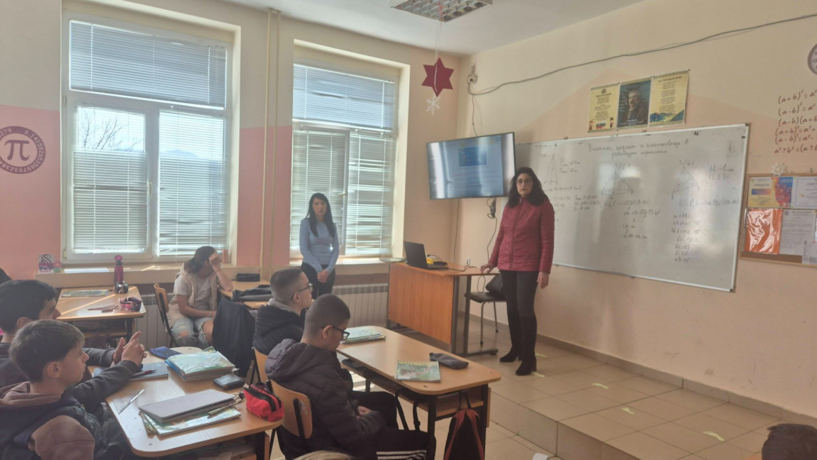 Кариерен консултант помага на ученици в Мездра при избора на училище