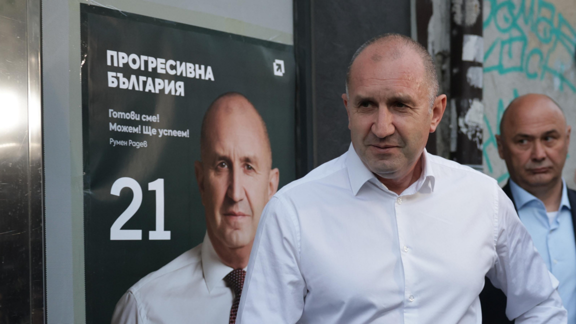 Румен Радев край билборд на "Прогресивна България"