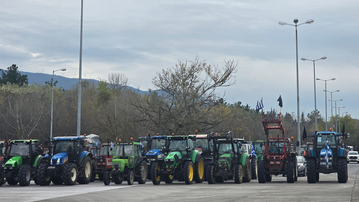Greek farmers block trucks at Bulgarian border again