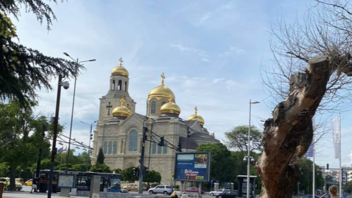 Без коли пред Катедралата днес