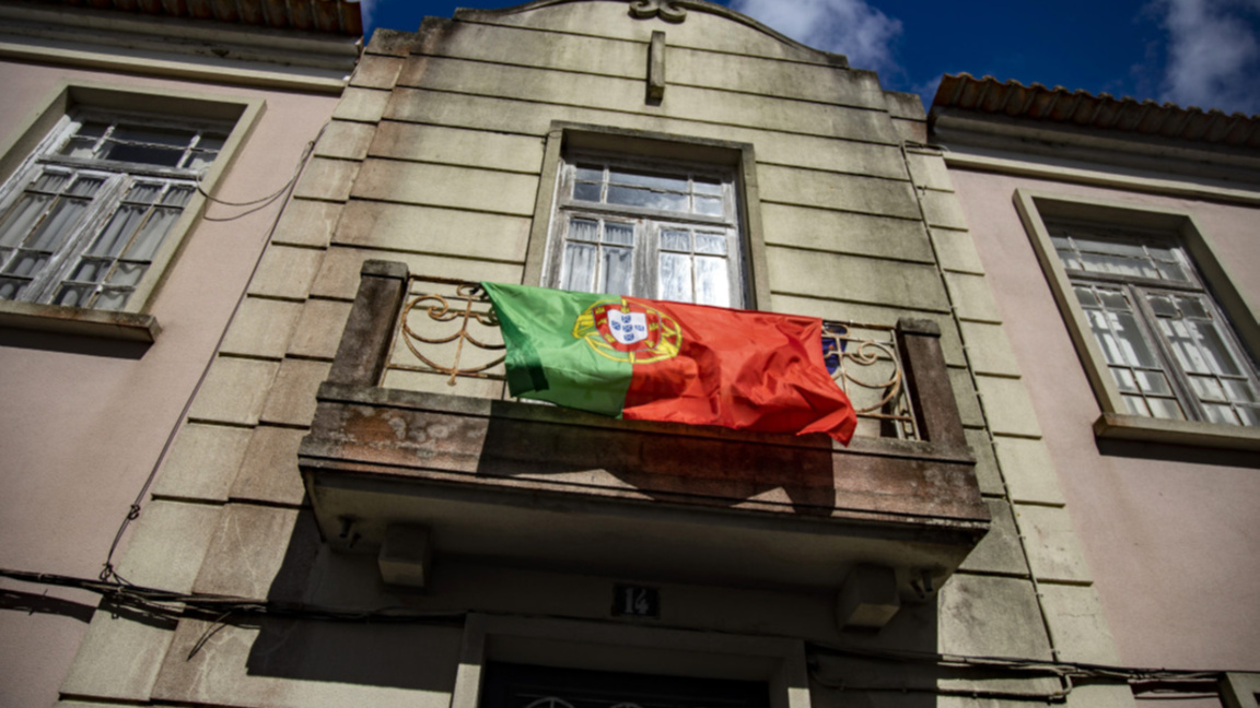 Португалският флаг се развява на балкон в град Авейро.