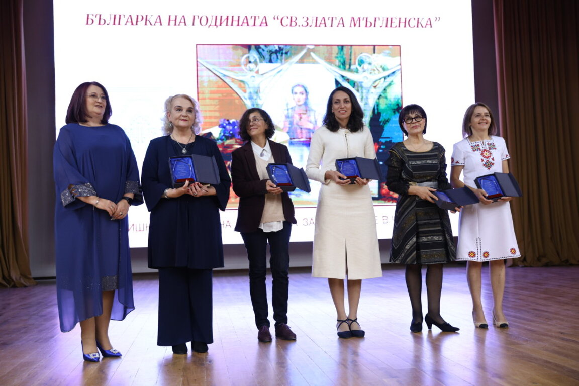 Në foto (nga e majta në të djathtë): Drejtoresha e Agjencisë Ekzekutive për Bullgarët Jashtë Vendit Rajna Manxhukova, Zdravka Vlladova-Momçeva, Joana Znepollska, Radosllava Nedjallkova, gazetarja Cvetana Paskaleva dhe Nevenka Kostadinova