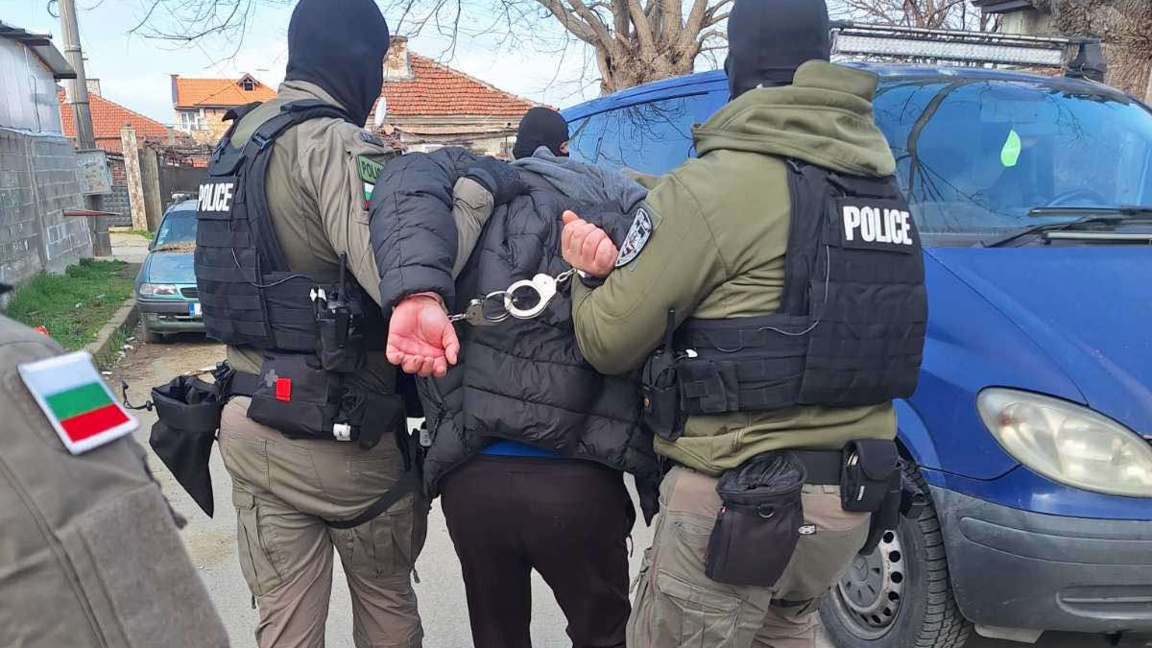 8 души са задържани при полицейска акция в Карнобат