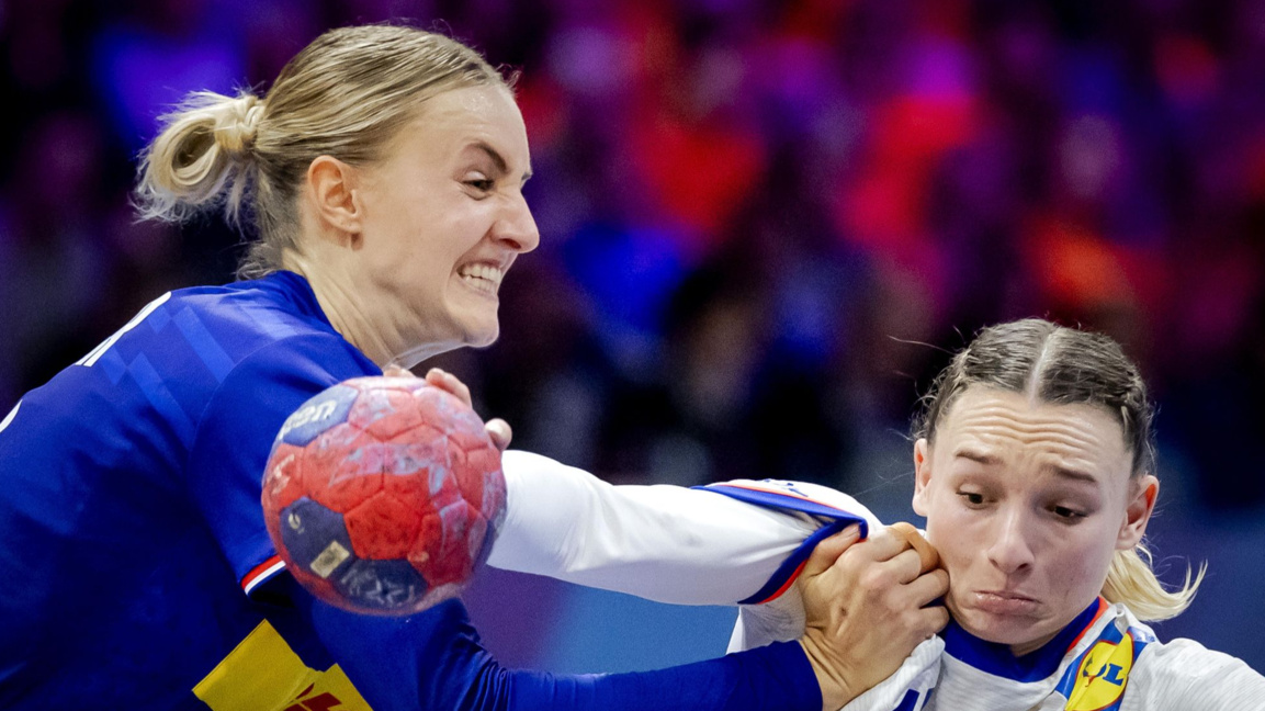 Дювел от Нидерландия (вляво) се опитва да блокира стрелбата на Градво.