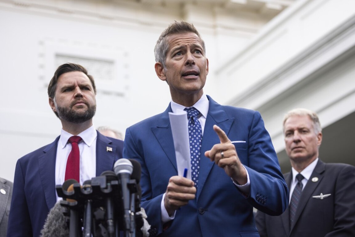 Шон Дъфи (в средата), министър на транспорта на САЩ