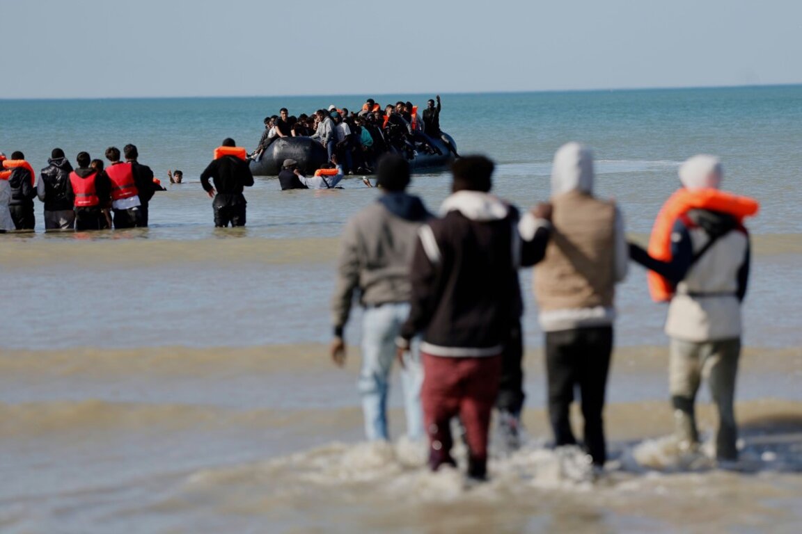 Мигранти пристигат във Великобритания