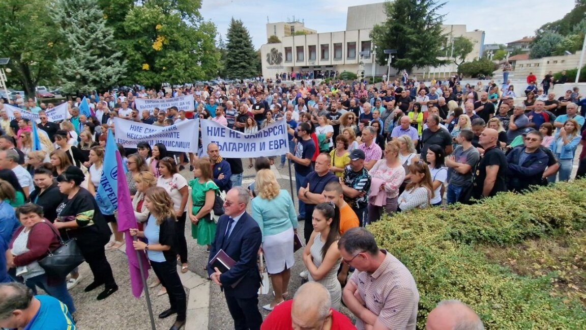 Протестующие шахтеры и энергетики блокируют дороги по Болгарии