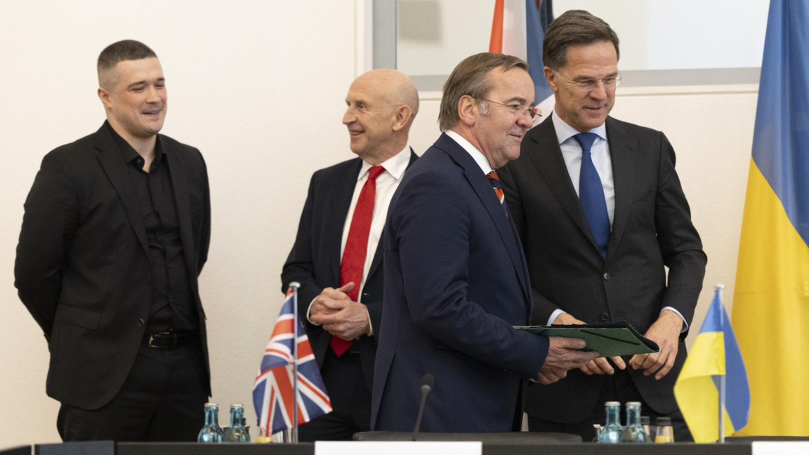 Германският министър на отбраната Борис Писториус (2 отдясно), генералният секретар на НАТО Марк Рюте (вдясно), британският министър на отбраната Джон Хийли (2 отляво) и украинският министър на отбраната Михайло Фьодоров (вляво) пристигат за виртуалната среща на Контактната група по отбрана за Украйна в Берлин, 15 април 2026 г.