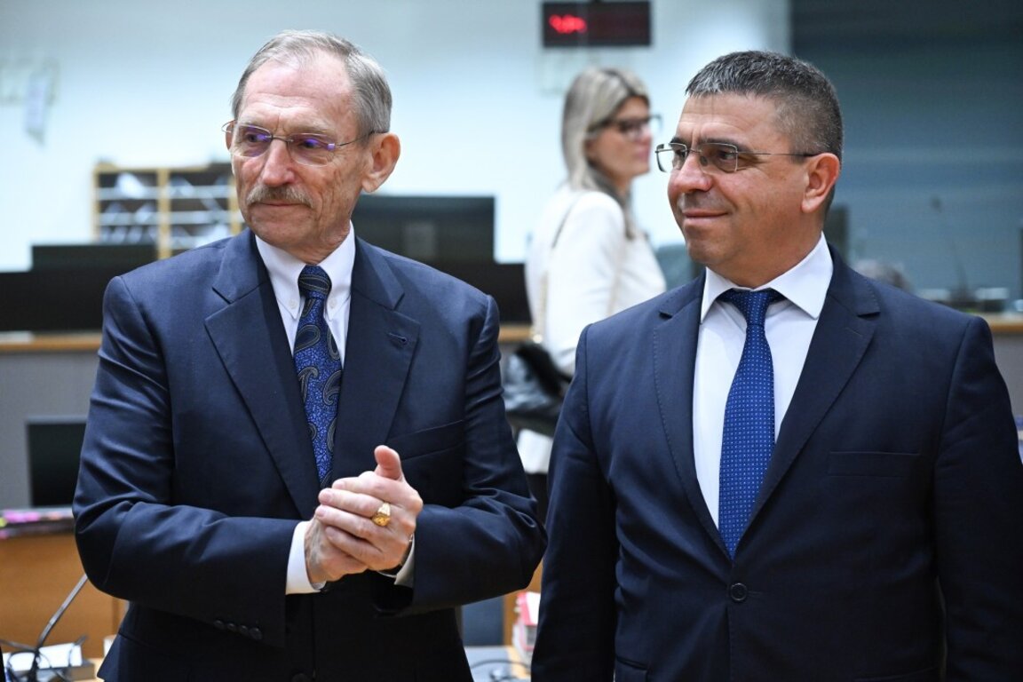 Унгарският вътрешен министър Шандор Пинтер с българския си колега Атанас Илков, 12 декември 2024 г.