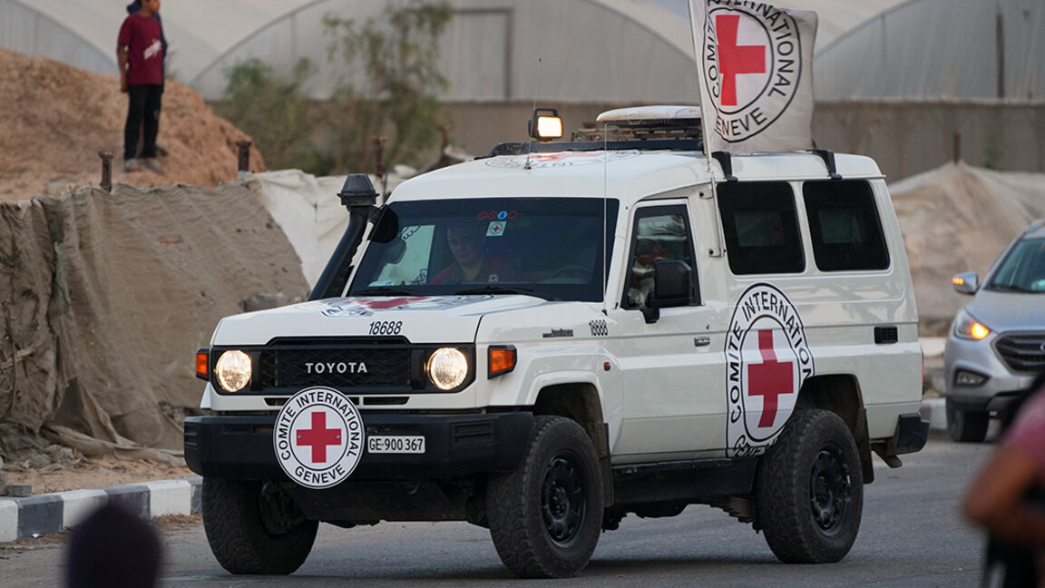 Кола на Червения кръст транспортира на 30 октомври 2025 г. тяло на заложник, което "Хамас" върна на Израел