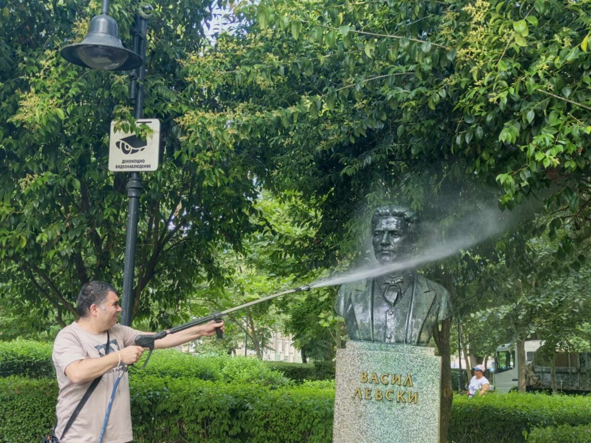 Почистиха паметника на Левски в Бургас по повод годишнината от рождението