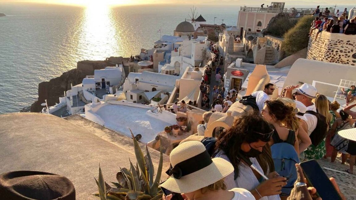 Множество хора се опитват да напуснат Санторини