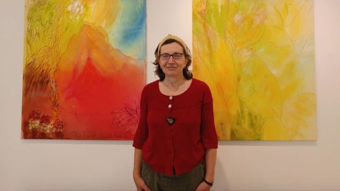 Mariángela Anastásova crea un mundo pintado en un diálogo entre manchas de agua y de color