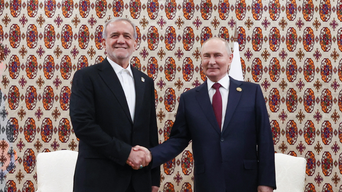 Президентите на Иран - Масуд Пезешкиан, и на Русия - Владимир Путин на среща в кулоарите на международен форум в столицата на Туркментистан - Ашхабат, 12 декември 2025 г.