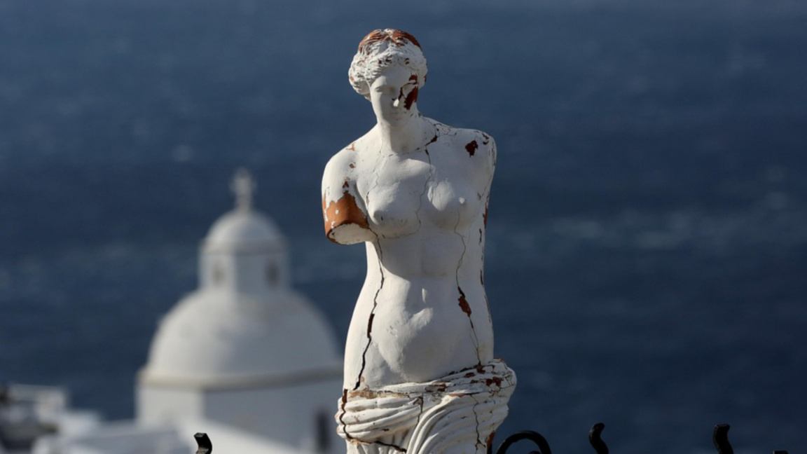 Копие на прочутата статуя на Афродита в селището Фира, Санторини.