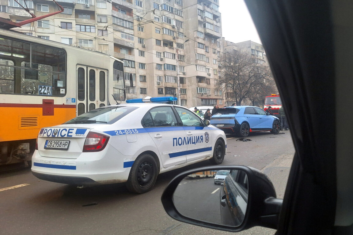 Катастрофа блокира движението на трамваите по бул. "Възкресение"