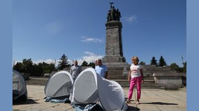 Палаточный городок защищает памятник Советской армии в Софии от сноса